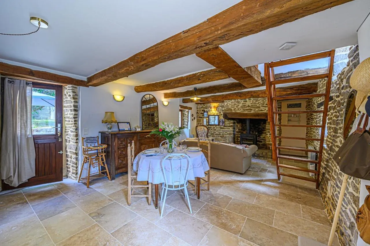 Ty Chaumiere - Charmante Petite Chaumiere En Pierre Avec Jardin Theix 0*,  France